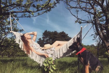 Svetlanos Jemeljanovos nebestebina smalsūs praeivių žvilgsniai, kai ji nuo atliekų konteinerių namo tempia kažkieno išmestą ir taip žūčiai pasmerktą keliskart už ją pačią didesnę gėlę. Ir tuo labiau, kai girdi aplinkinius besišnabždant, jog amžinai kokio nors vazono iš rankų nepaleidžianti mergina augalų motyvais margintais drabužiais atrodo tikra keistuolė.