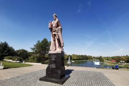 1503 metų rugsėjo 7-ąją Lietuvos didysis kunigaikštis ir Lenkijos karalius Aleksandras savo rašte Ramygalos bažnyčios klebonui apie dovanojamas žemes tarp Nevėžio ir Lėvens upių pirmą kartą paminėjo Panevėžio miesto vardą. Kas dar mums žinoma apie simbolinę pradžią miestui prie Nevėžio davusį monarchą, iškilusį tikrų sostų karų epochoje, – šventojo brolį, Kristupo Kolumbo amžininką ir uolų reformatorių? To klausėme Vilniaus universiteto Istorijos fakulteto dekano profesoriaus Rimvydo PETRAUSKO.