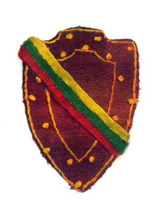 Šiaurės Rytų Lietuvos srities Vytauto apygardos partizano skiriamasis antsiuvas. LYA nuotrauka