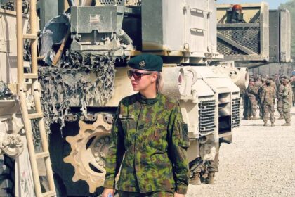 Kovinės inžinerijos technikė Lingailė Juknevičiūtė savo tarnybos kelią pradėjo sukarintose stovyklose. Tada sekė grūdinanti patirtis savanorių pajėgose, o galiausiai ryžtinga mergina atsidūrė labai specifiniame Juozo Vitkaus inžinerijos batalione.