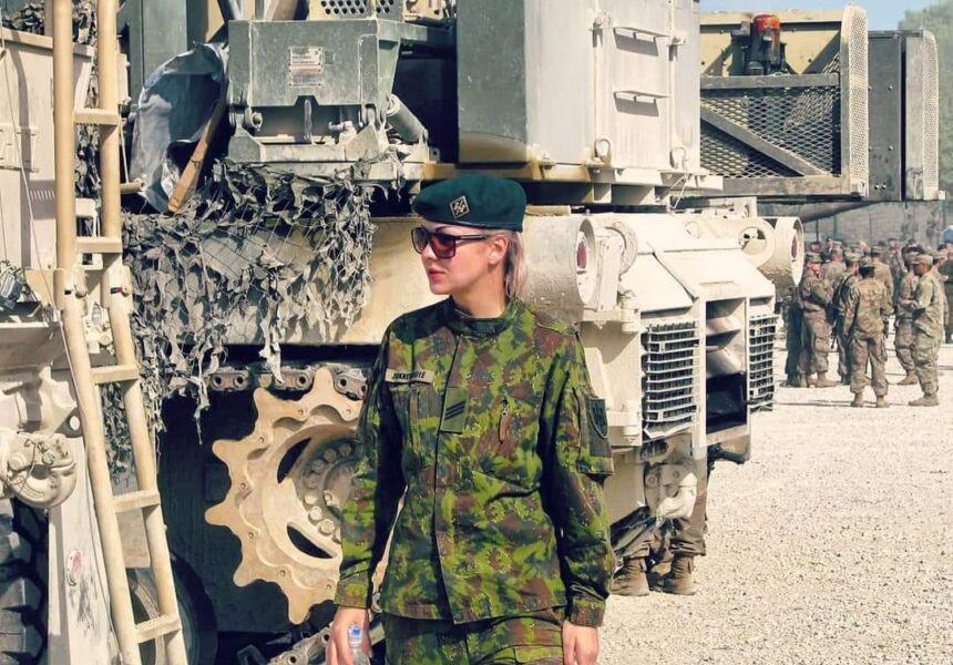 Kovinės inžinerijos technikė Lingailė Juknevičiūtė savo tarnybos kelią pradėjo sukarintose stovyklose. Tada sekė grūdinanti patirtis savanorių pajėgose, o galiausiai ryžtinga mergina atsidūrė labai specifiniame Juozo Vitkaus inžinerijos batalione.