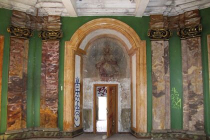 Andrius ir Neda – miestų tyrinėtojai: apleistuose pastatuose, požeminiuose įrengimuose, tuneliuose ir tokiose vietose, kur pašaliniams įeiti paprastai draudžiama, jie būtinai yra apsilenkę.