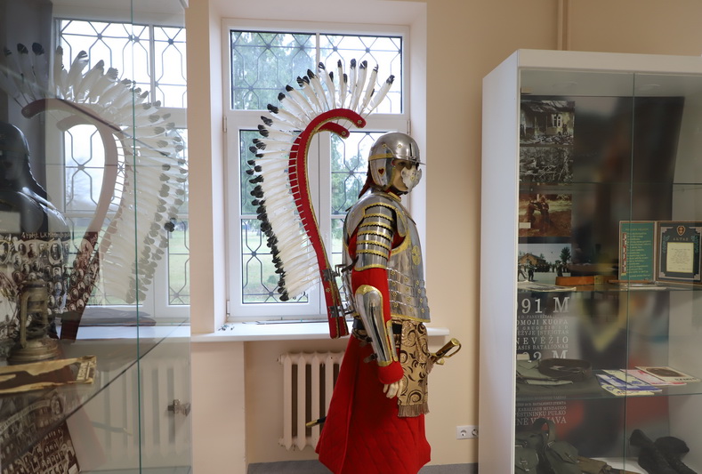 Bataliono pasididžiavimas ir įspūdingiausias dalinio muziejaus eksponatas – autentiška sparnuotojo husaro šarvų kopija. I. STULGAITĖS-KRIUKIENĖS nuotr.