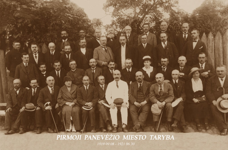 Pirmoji – 1919–1921 metų – Panevėžio miesto taryba. Nemažai jos narių buvo žydai: šios tautos atstovai aktyviai dalyvavo visos šalies politiniame, visuomeniniame gyvenime. PANEVĖŽIO KRAŠTOTYROS MUZIEJAUS nuotr.