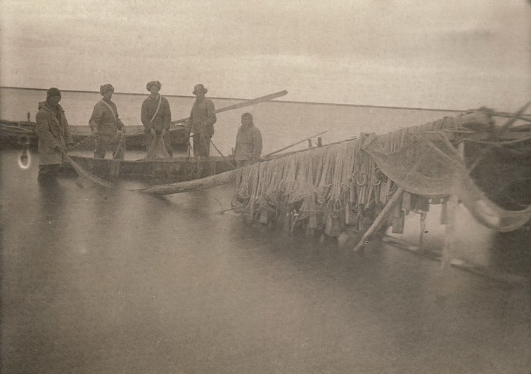 Tremtiniai iš Lietuvos Trofimovkos gyvenvietėje Jakutijoje 1944-aisiais. PANEVĖŽIO KRAŠTOTYROS MUZIEJAUS nuotr.