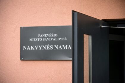 Panevėžio nakvynės namų darbuotojai pastarosiomis dienomis dirba kaip ant adatų – iš įkalinimo įstaigos prieš porą mėnesių grįžusi garsioji langų daužytoja nusiaubė benamių laikino prieglobsčio namus.