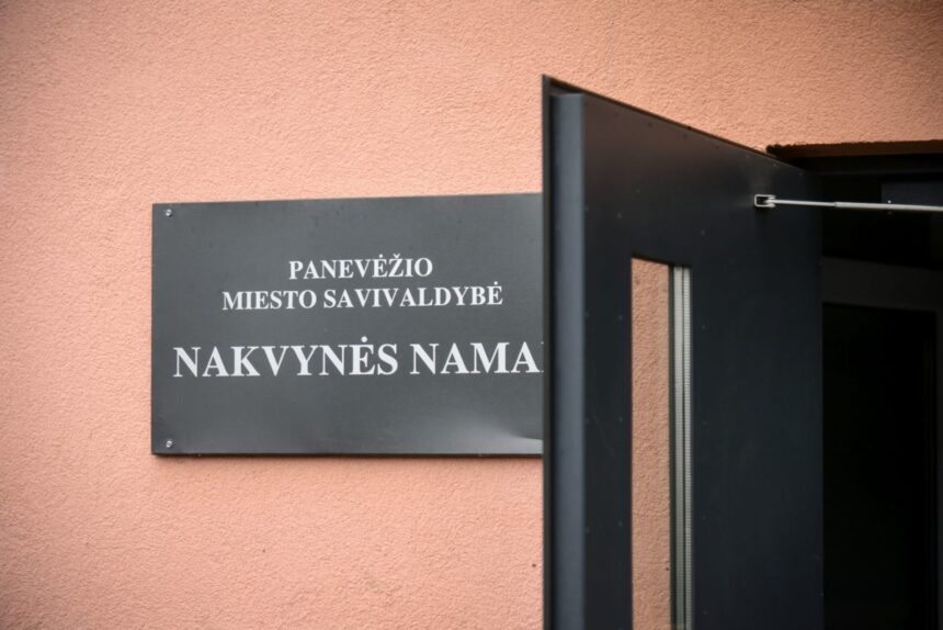 Panevėžio nakvynės namų darbuotojai pastarosiomis dienomis dirba kaip ant adatų – iš įkalinimo įstaigos prieš porą mėnesių grįžusi garsioji langų daužytoja nusiaubė benamių laikino prieglobsčio namus.