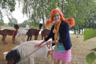 Būtų galima pajuokauti, jog renginių organizatorę bei vedėją Neringą Bagdonienę panevėžiečiai kur kas geriau pažįsta kaip Pepę Ilgakojinę ar Fėją, jei tai nebūtų gryniausia tiesa. Juk savo šventėse moterį jie dažniausiai ir mato ne kasdiene apranga, o pasipuošusią spalvingu peruku ir gražiausiomis savo siūtomis suknelėmis bei kostiumais.