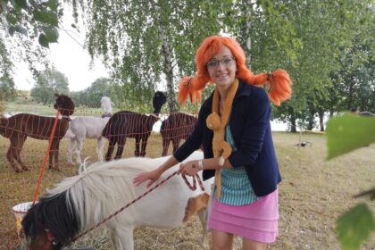 Būtų galima pajuokauti, jog renginių organizatorę bei vedėją Neringą Bagdonienę panevėžiečiai kur kas geriau pažįsta kaip Pepę Ilgakojinę ar Fėją, jei tai nebūtų gryniausia tiesa. Juk savo šventėse moterį jie dažniausiai ir mato ne kasdiene apranga, o pasipuošusią spalvingu peruku ir gražiausiomis savo siūtomis suknelėmis bei kostiumais.