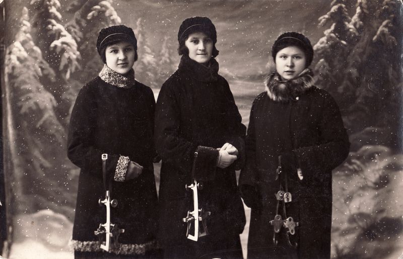 Vienas žinomiausių žydų kilmės fotografų tarpukario Panevėžyje Icikas Fridas išsiskyrė įdomiomis kompozicijomis. Kaip kad šioje Panevėžio mokytojų seminarijos studenčių nuotraukoje, datuojamoje 1929 metais. PANEVĖŽIO KRAŠTOTYROS MUZIEJAUS rinkinių nuotr.