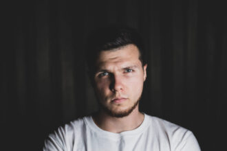 Jei Panevėžyje kada sutiksite dideliu fotoaparatu apsiginklavusį, su kuprine ant pečių vaikštinėjantį vaikinuką, žinokite, jog tai fotografas Tomas Pošiūnas, veikiausiai vėl bandantis atrasti dar nematytą gimtojo miesto veidą. Savo vietą jis yra atradęs ir automobilių lenktynių trasos pakraštyje, kur dūmų uždangoje užtikrintai spaudo fotoaparato mygtuką.