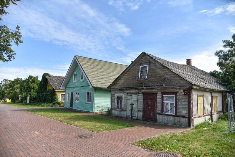 Visas Krekenavos centras kadaise buvo apstatytas žydų namais. Dabar telikę keli vienas šalia kito stovintys žydams priklausę pastatai. P. ŽIDONIO nuotr.