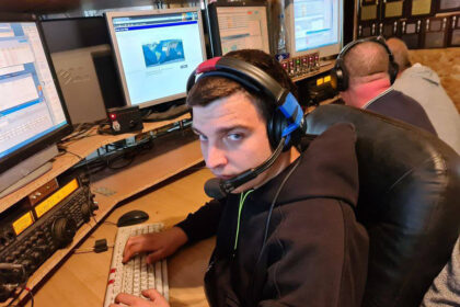 Kartais nesusimąstome, kodėl girdime radiją, matome televiziją ir bendraujame mobiliaisiais telefonais. Šie dalykai yra tarsi savaime suprantami kaip oras, saulė ar vanduo. Iš tiesų radijo bangos – kur kas sudėtingesnis reiškinys, kurį jau kuris laikas bando perkąsti trumpabangininkas Arnas Undraitis.