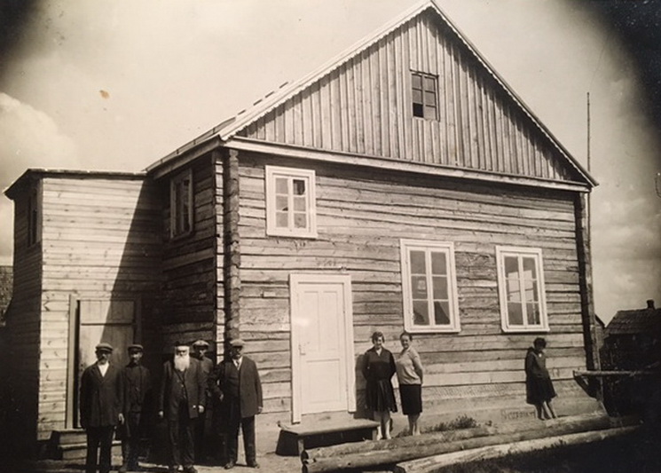 Panevėžio miesto žydų bendruomenės archyvas pildosi pačiais netikėčiausiais būdais: dokumentai, nuotraukos jį pasiekia iš įvairiausių pasaulio kampelių ir kartais net pateikia istorinių staigmenų. Kaip kad ši fotografija, įamžinusi netoli geležinkelio stoties, J. Jablonskio gatvėje stovėjusią medinę sinagogą, apie kurią net nieko nežinota. PANEVĖŽIO MIESTO ŽYDŲ BENDRUOMENĖS nuotr.