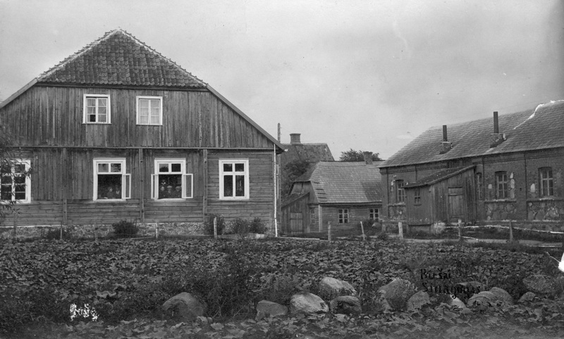 1926 metai, Biržų Didžioji medinė sinagoga – beit midrašas – ir Didžioji mūrinė sinagoga Karaimų gatvėje. BKM „SĖLA“ (PETRO LOČERIO) nuotr.
