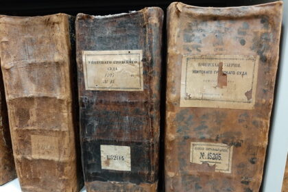 Archyvus galima vadinti tikraisiais lobynais, nes kiekvienas juose saugomas dokumentas yra reikšmingas, užrašyta informacija – savaip neįkainojama. Iš jos tarsi iš mozaikos akmenėlių galima sudėlioti šalies, konkretaus krašto ar atskirų asmenų istoriją.