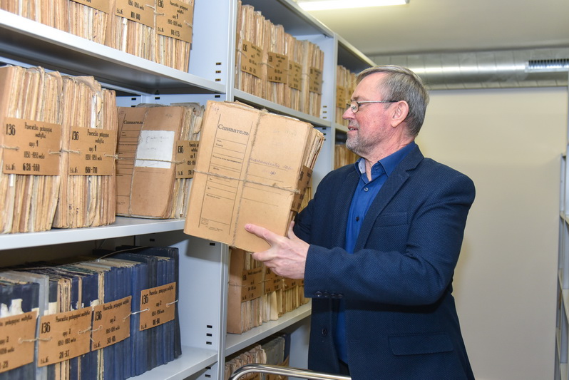 Dabar Šiaulių regioninio valstybės archyvo Panevėžio filialo vedėjas Leonas Kaziukonis dešimtojo dešimtmečio pradžioje pats buvo vienu iš tų panevėžiečių, besirūpinusių, kad miestas turėtų jam derantį, istorinėmis žiniomis paremtą herbo etaloną. P. ŽIDONIO nuotr.