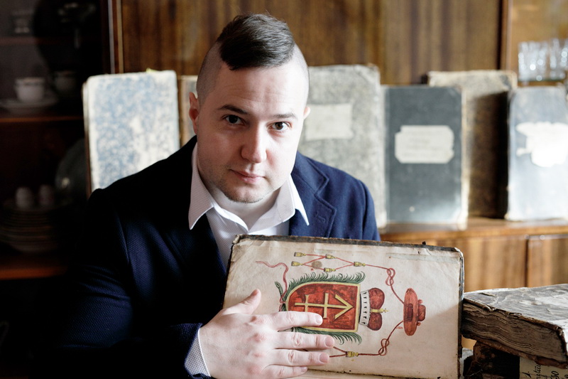 Tyrinėtojas, Lietuvos genealogijos ir heraldikos draugijos narys Vytenis Bagdonas Krekenavos bazilikos rūsyje aptiko amžius skaičiuojančių bažnytinių knygų. ASMENINIO ARCHYVO nuotr.