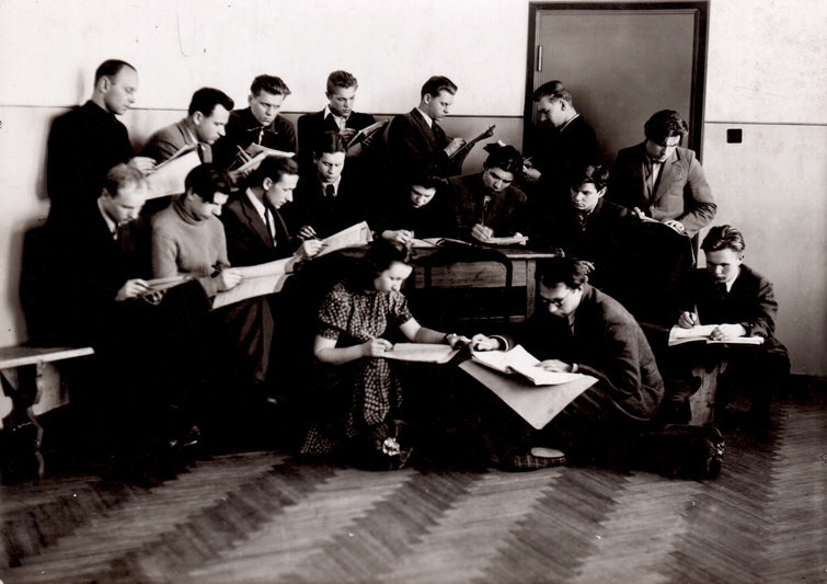 Juozas Miltinis su savo aktoriais (J. Matulaityte, K. Vitkumi, B. Babkausku, V. Blėdžiu, J. Alekna ir kitais). LIETUVOS LITERATŪROS IR MENO ARCHYVO nuotr.