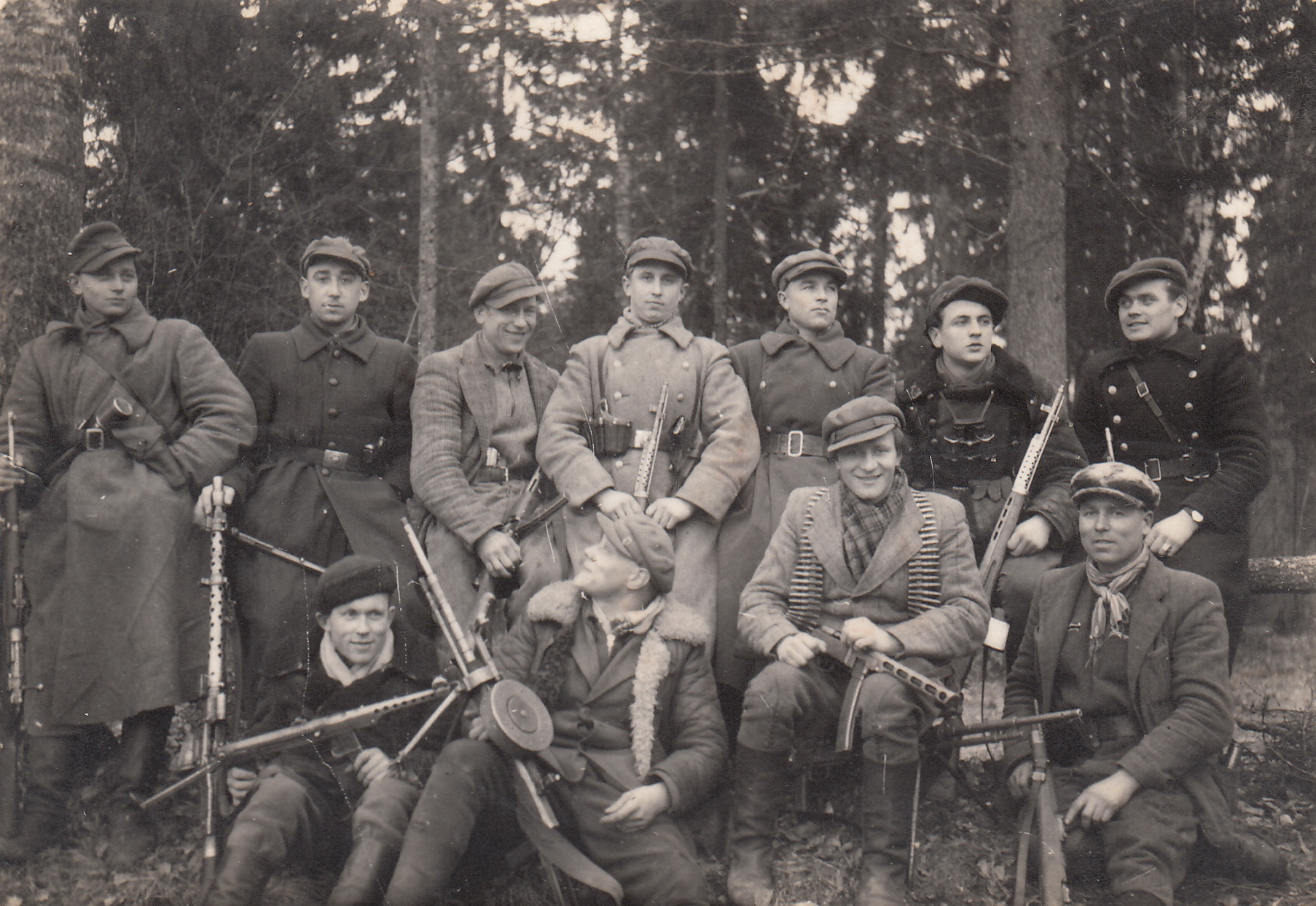 Vyčio apygardos Žaibo būrio partizanai. Iš kairės sėdi: Antanas Jakubonis-Vermachtas, Jonas Sinkevičius-Ąžuolis, Ąžuolas, Bronius Gvozdas-Lapelis, dar vienas – neatpažintas; iš kairės stovi: Albinas Sauliūnas-Saulėgrąža, Marijonas Pociūnas-Erdvė, Petras Šimka-Trenksmas, Antanas Mincė-Lietus, būrio vadas Antanas Žilys-Žaibas, Albinas Miknevičius-Judas, Bernatavičius-Rasputinas. XX a. 5-asis dešimtmetis. PANEVĖŽIO KRAŠTOTYROS MUZIEJAUS FONDŲ nuotr.