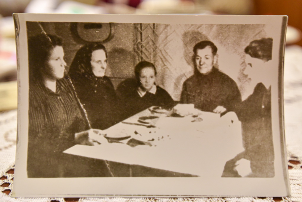 Didžiulis šaltis, badas, ligos, atšiaurios gyvenimo sąlygos, alinantis darbas ir smurtas buvo nuolatiniai tremtinių palydovai, bet tai nepalaužė tikėjimo ir neužgožė Kalėdų stebuklo. ASMENINIO ARCHYVO nuotr.