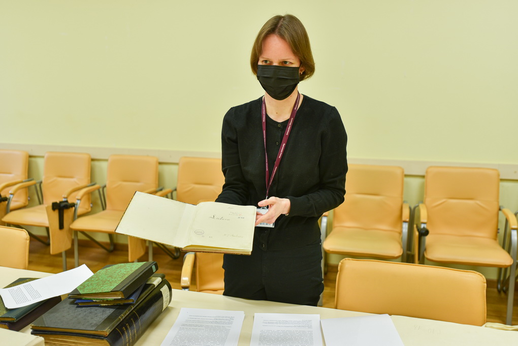 Vilniaus universiteto bibliotekos Rankraščių skyriaus vadovės daktarės Ingos Liepaitės teigimu, čia, be seniausių lietuviškos raštijos paminklų, saugomi ir mūsų, jau vėliau gyvenusių, klasikų rankraščiai. P. ŽIDONIO nuotr.