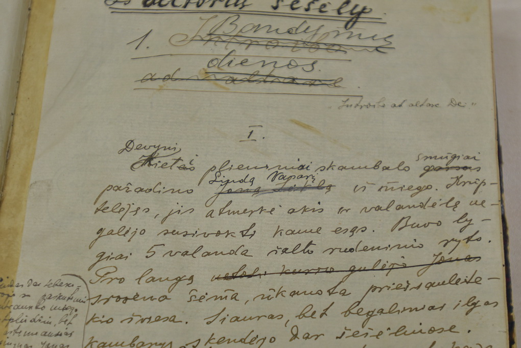 Vinco Mykolaičio-Putino „Altorių šešėly“ rankraštis, kuriame tik palyginti neseniai pastebėtas pagrindinio herojaus vardo taisymas iš Jono Sėklos į Liudą Vasarį (antroji eilutė). P. ŽIDONIO nuotr.