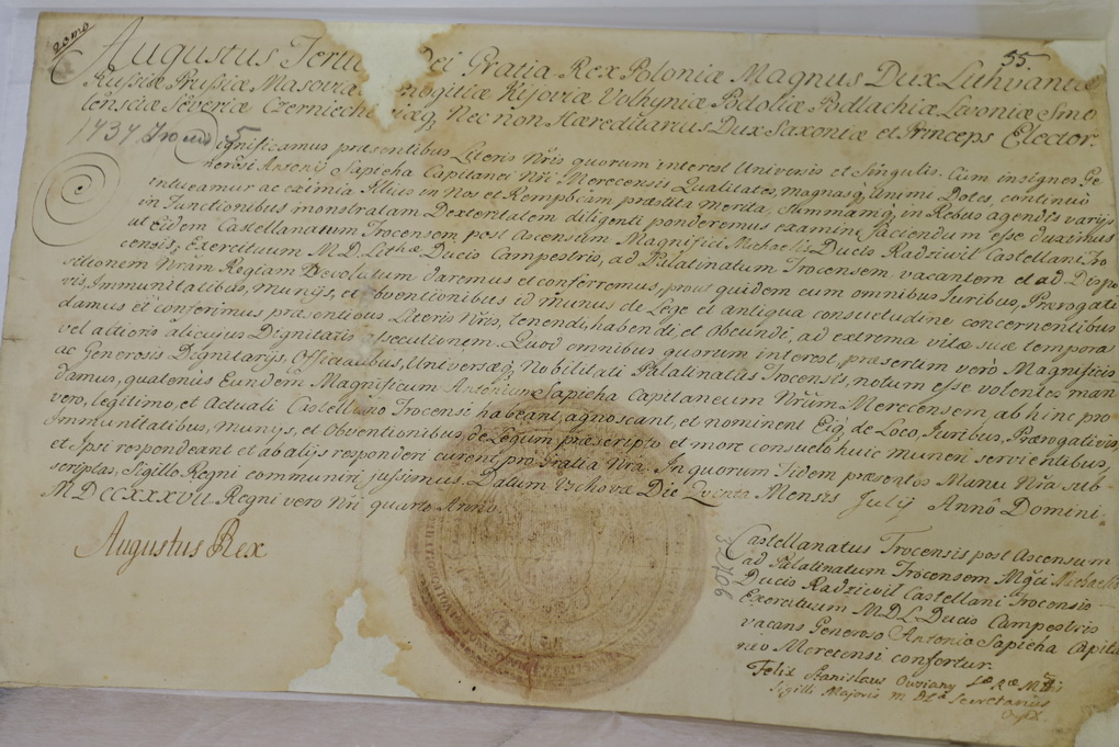 Viršuje – 1550 metų pergamentas su Lietuvos didžiojo kunigaikščio ir Lenkijos karaliaus Žygimanto Augusto parašu. P. ŽIDONIO nuotr.