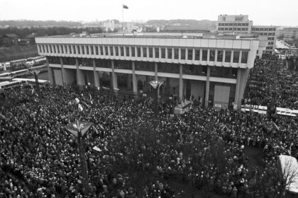 Parlamento rūmus apsupusi minia 1991 metų sausio 11-ąją, likus maždaug parai iki tragiškų įvykių. UKRINFORM.UA nuotr.