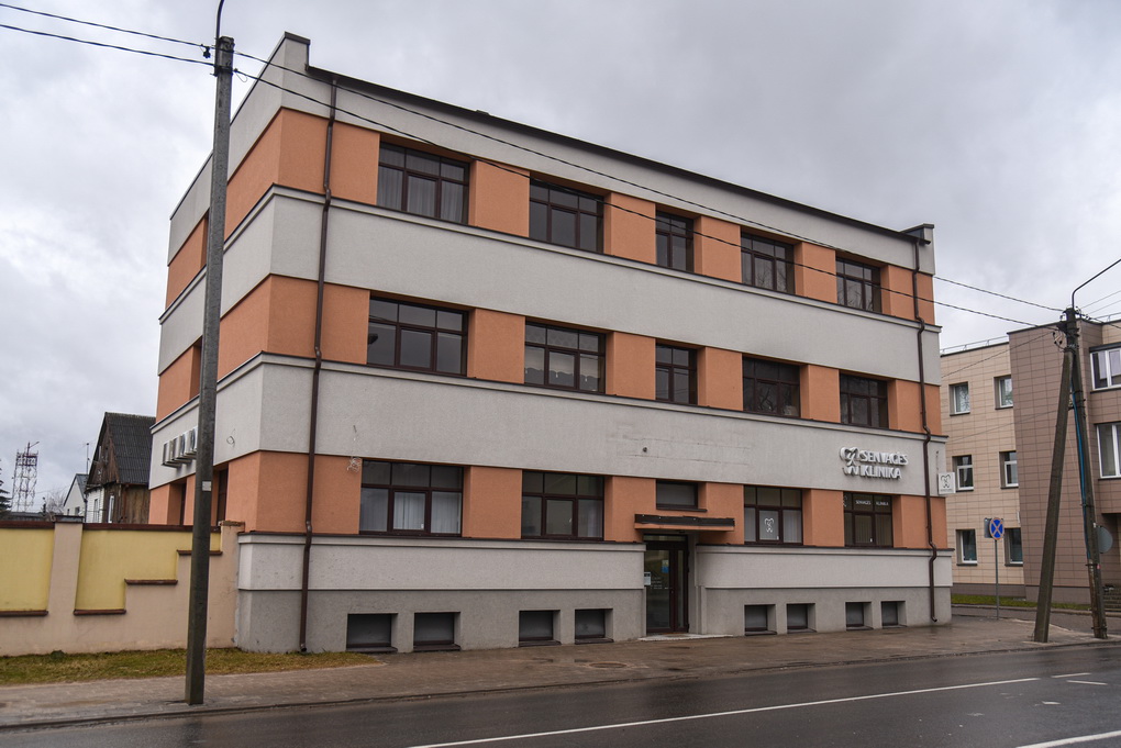 Ant šio pastato Smėlynės gatvėje 1997 metais Lietuvos gyventojų genocido ir rezistencijos tyrimo centras norėjo įrengti atminimo lentą jame kalintiems, tardytiems ir kankintiems laisvės kovotojams atminti. Deja, leidimas nebuvo gautas, o atsakymas istorikus nustebino. P. ŽIDONIO nuotr.