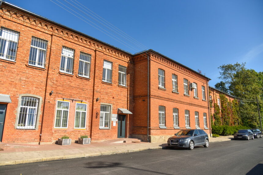 Jei pasižiūrėtume į sovietinio Panevėžio žemėlapį, pamatytume didelį kompleksą vienas paskui kitą išsidėsčiusių pastatų, kuriuose sovietų represinės struktūros vykdė brutalius nusikaltimus, nukankintus Lietuvos patriotus pasiųsdamos myriop.