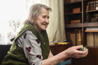 Garsios Panevėžio krašto tautodailininkės Gražinos Kudreckienės namuose visada, ne tik per šv. Velykas apstu jau numargintų kiaušinių.