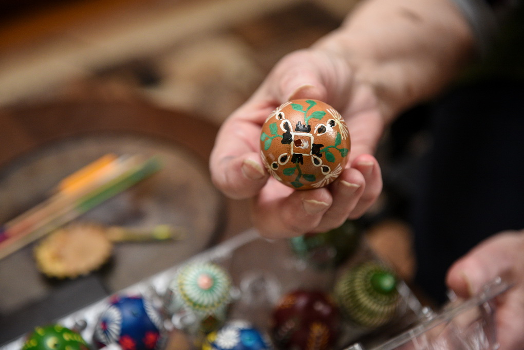 Tautodailininkės teigimu, kiaušinių marginimas vašku – ne tik vaizduotės, bet ir begalinio susikaupimo, netgi šiokios tokios matematikos reikalaujantis darbas. G. KARTANO nuotr.