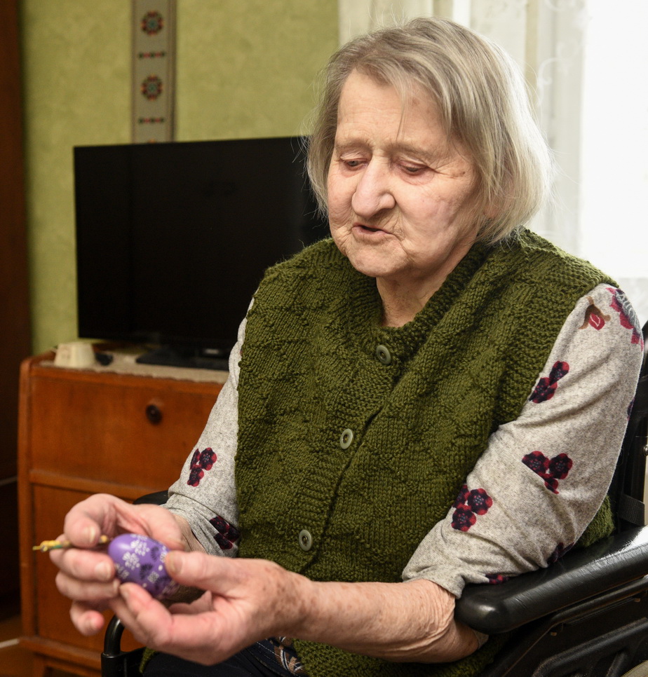 Prieš pradėdama paišyti kiaušinius karštu vašku, Gražina Kudreckienė sako niekada nenumananti, koks margutis bus. G. KARTANO nuotr.