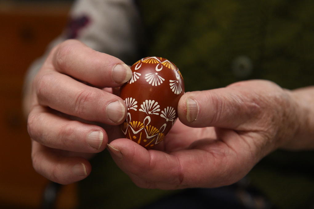 Kad ir kiek eksperimentuodavusi, tautodailininkė sako margučių nė sykio nelaidojusi šiukšlinėje – vienokie ar kitokie, jie visada pavykdavę. G. KARTANO nuotr.