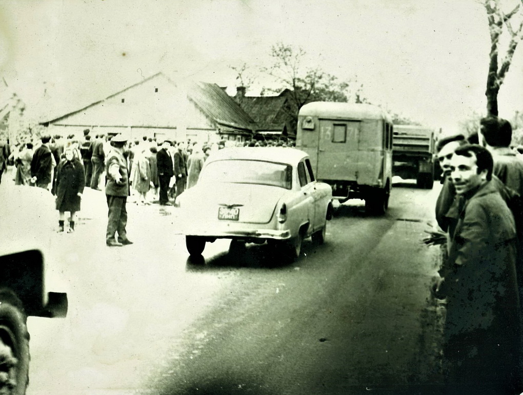 1972 metų gegužės 18-oji. Romo Kalantos laidotuvių diena prie jo namo Panerių gatvėje Kaune. Nuotraukos autorius nežinomas (iš Algirdo Babrausko archyvo).