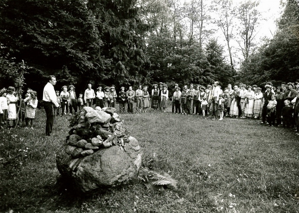 Julius Beinortas (kairėje) sovietmečiu buvo aistringas turistinių-kraštotyrinių ekspedicijų dalyvis bei sovietmečiu žygeivių judėjimo organizatorius. Nuo 9-ojo dešimtmečio vesdavo paties organizuotas Rasų šventes ant įvairių Lietuvos piliakalnių. PANEVĖŽIO KRAŠTOTYROS MUZIEJAUS FONDŲ nuotr.