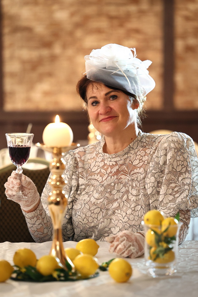 Įsikūnijusi į baronienę Michaliną, dvaro svečiams Vilija pasakoja apie dvarišką etiketą, elgesį prie stalo ir didikų manieras. ASMENINIO ARCHYVO nuotr.