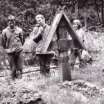 1984-ieji. Žygeiviai netoli Rambyno kalno, prie „Aušros“ leidėjo Martino Jankaus kapo. Iš kairės – Julius Beinortas, B. Chormanskis, Albina Saladūnaitė. Regina Mažylienė. V. BEINORTIENĖS ASMENINIO ARCHYVO nuotraukos