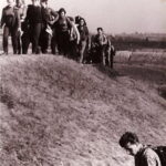 Esperantininkų žygis 1963 metais. Julius Beinortas apačioje – fotografuoja. V. BEINORTIENĖS ASMENINIO ARCHYVO nuotraukos