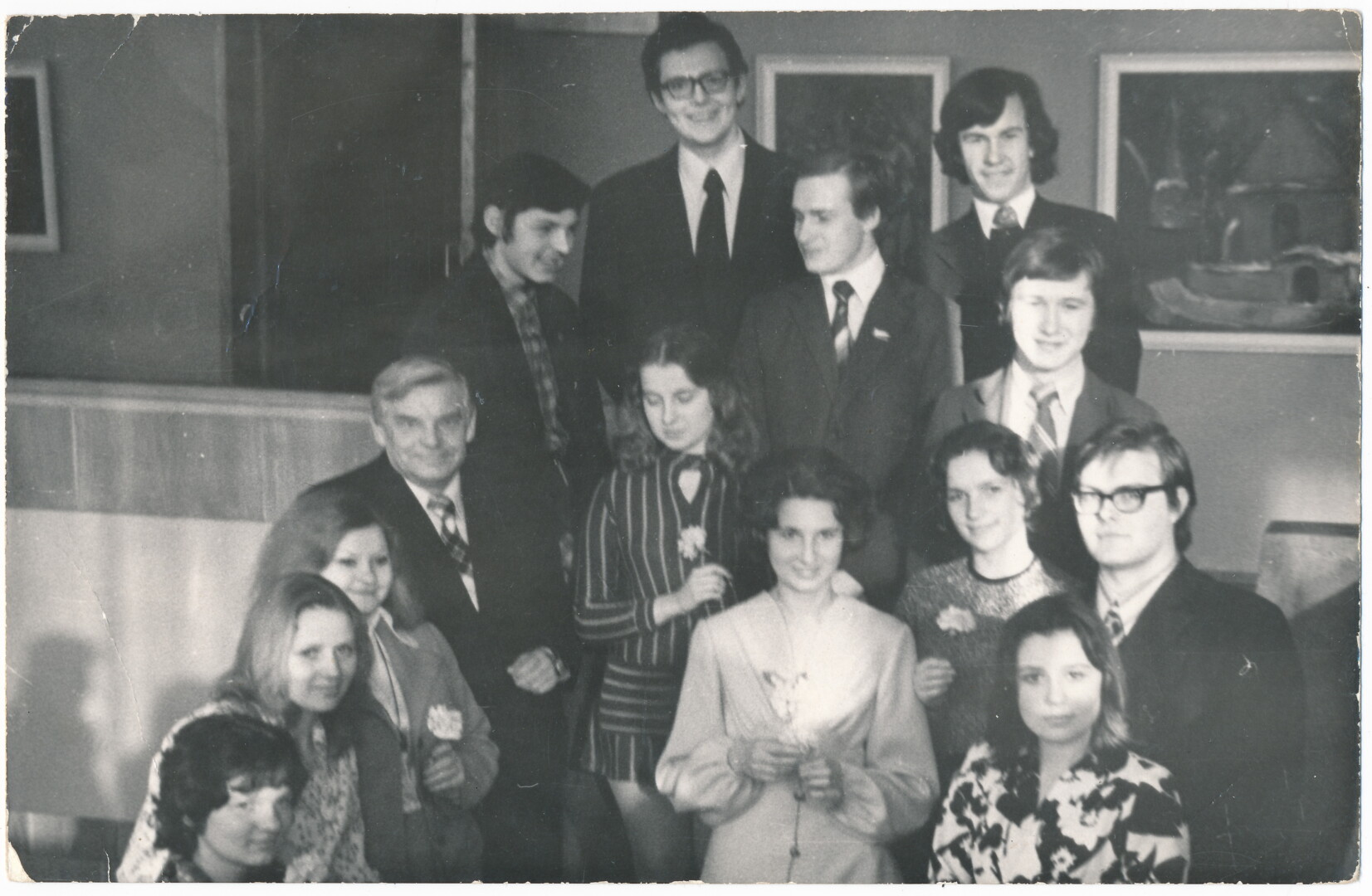 Jaunuoliai atsakymų į egzistencinius klausimus ieškojo teatre, literatūroje. Juozo Miltinio teatro studijoje buvo galimybė ne tik mokytis vaidybos meno, bet ir gilintis į egzistencinius klausimus. Čia nebuvo primetama sovietinė ideologija. Studijos auklėtiniai su Vaclovu Blėdžiu. Nomeda Simėnienė – antra iš kairės. Apie 1974 metus. N. SIMĖNIENĖS ASMENINIO ALBUMO nuotr.