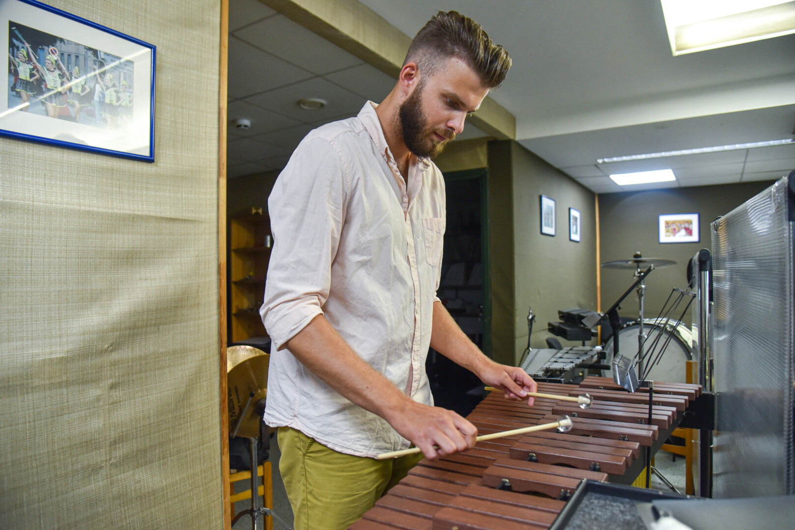 Karolio Jurgaičio rankoms paklūsta daugybė rūšių mušamųjų instrumentų. Perkusininką ypač žavi klasikiniai kūriniai, tačiau jis neatsisako pagroti populiariąją muziką, džiazą ar roką. P. ŽIDONIO nuotr.