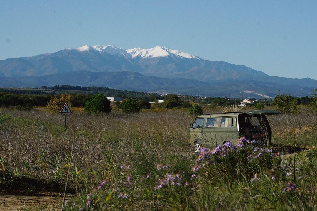 Savadarbiame kemperyje pusę metų Portugalijoje su drauge pagyvenęs Martynas skaičiuoja, kad tokia ganėtinai ekstremali kelionė jam kainavo pigiau nei būtų atsiėję tiek laiko gyventi Lietuvoje. ASMENINIO ALBUMO nuotr.