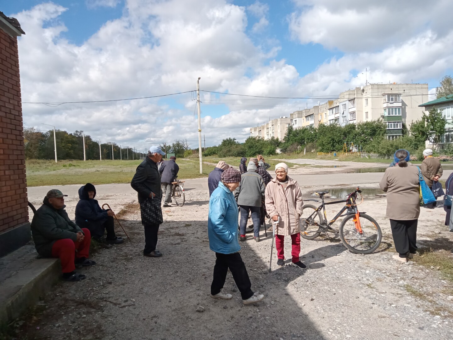 Balaklėjos žmonės kas dieną susirenka laukti nemokamo maisto. E. BUTRIMO nuotr.