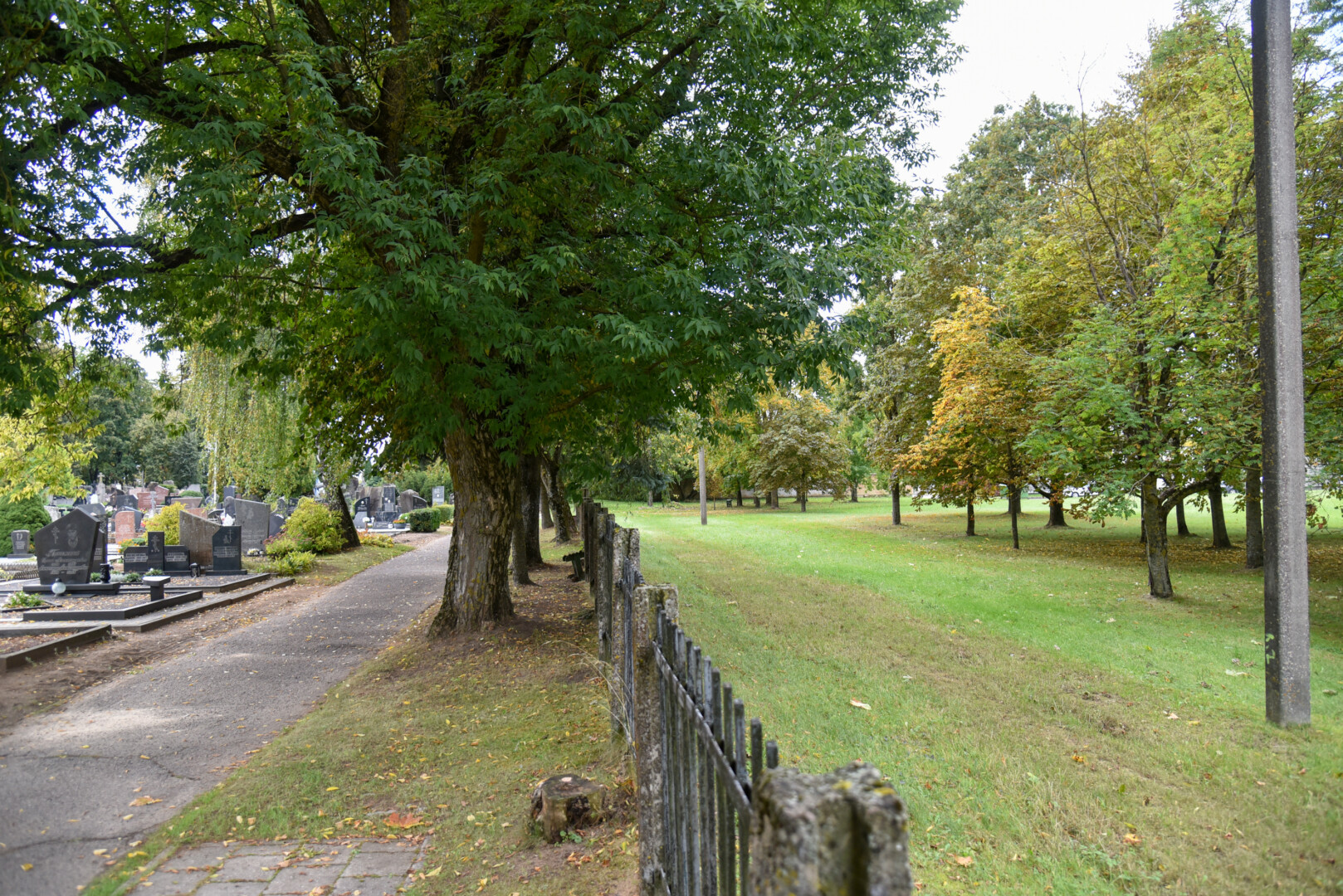 Naujasis kolumbariumas iškils pačiame mieste, tuščiame sklype už laidojimo namų „Grauduva“, šalia Kristaus Karaliaus kadedros kapinių. P. ŽIDONIO nuotr.