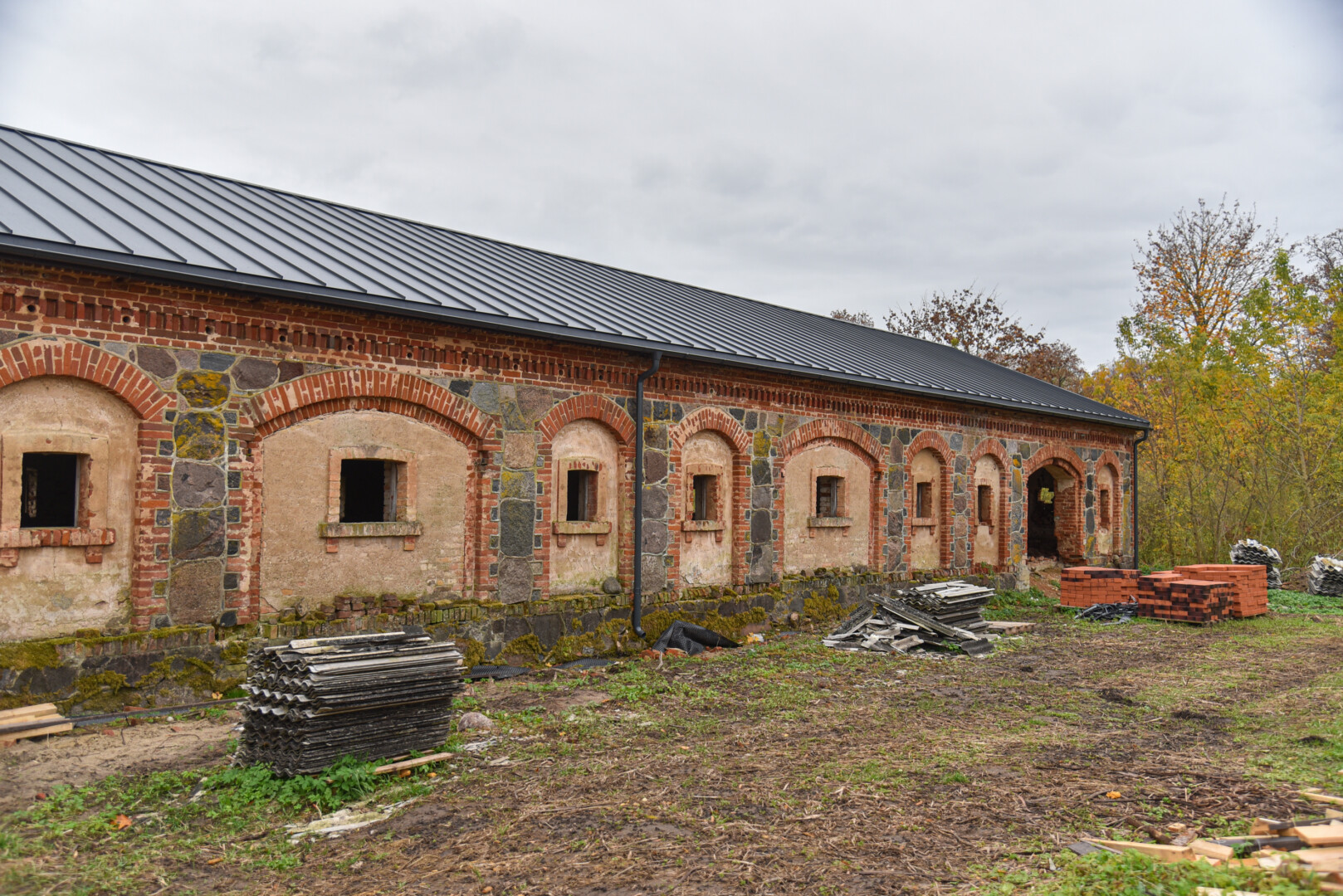 Jau baigiamas atstatyti Alančių dvaro žirgynas. P. ŽIDONIO nuotr.