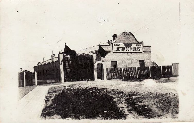 Kita stambi miesto įmonė buvo „Lietuvos muilo“ Panevėžio fabrikas (fotografijose – praėjusio amžiaus 4-ajame dešimtmetyje), kuriame dirbo beveik pusantro šimto žmonių. PANEVĖŽIO KRAŠTOTYROS MUZIEJAUS RINKINIŲ nuotr.