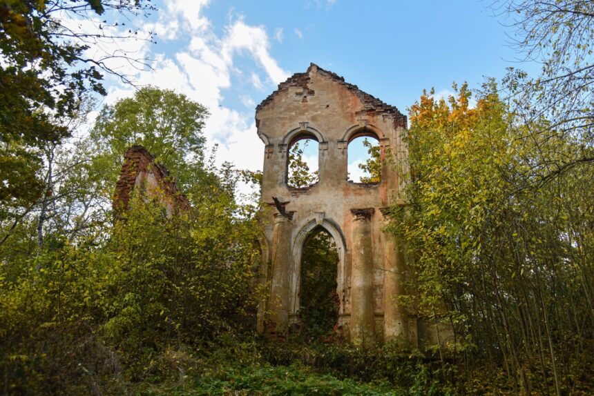 Pusiaukelėje tarp Krekenavos ir Pociūnėlių stūksantis Mitriūnų dvaras kadaise garsėjo turtais, jį supusiais gėlynais, išskirtinio grožio parku, šalia tyvuliavusiais tvenkiniais.