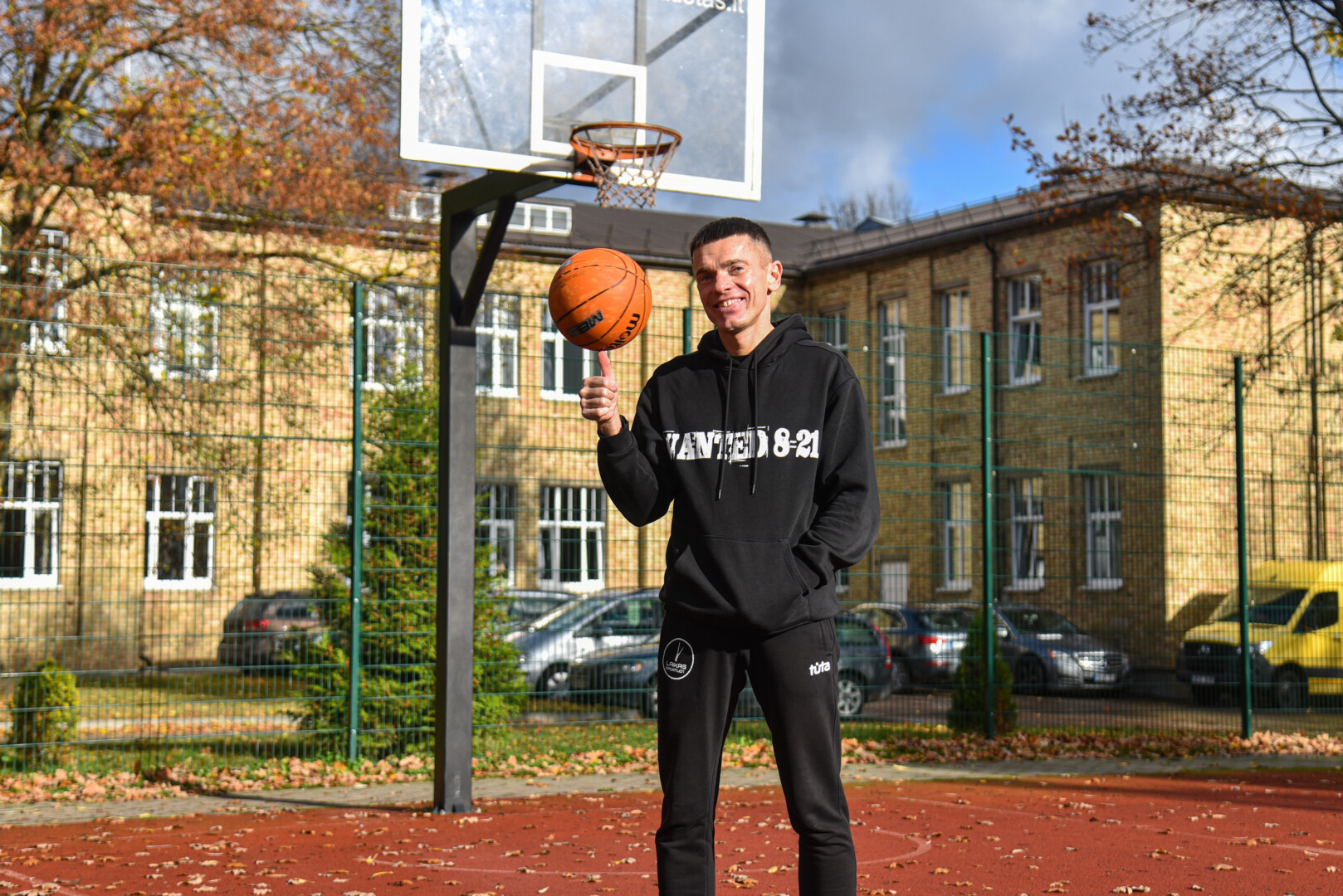 Vytautas Čepanonis sako labiau mėgstantis kalbėti ne apie tai, kas buvo praeityje, bet apie tai, kuo gyvena dabar. O šiuo metu jis – jaunosios kartos mylimas krepšinio treneris, draugas, mokytojas, autoritetas, sporto asociacijos įkūrėjas. P. ŽIDONIO nuotr.