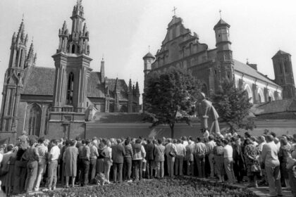 Iki Nepriklausomybės atkūrimo dar buvo likę keleri metai, o Lietuvos visuomenė jau juto stiprėjant permainų vėjus.